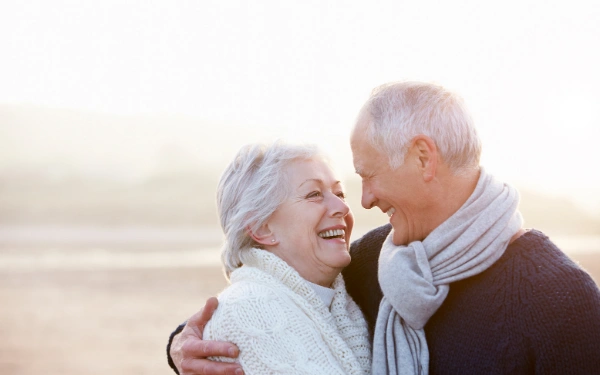 Pareja de edad avanzada sonriendo