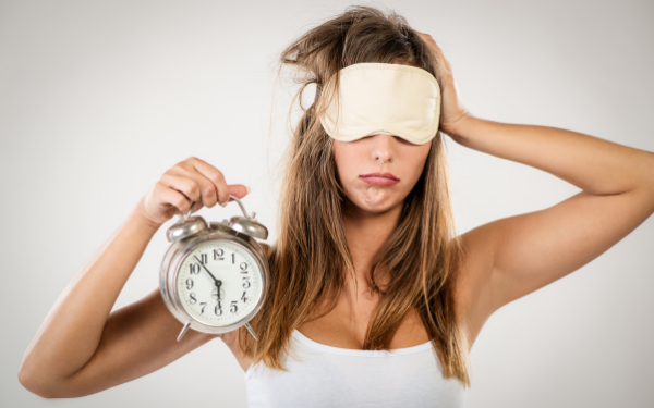 Mujer despertándose cansada