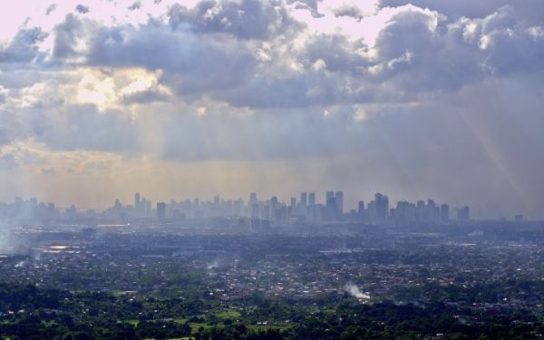 Ciudad cubierta por contaminación vista desde lejos