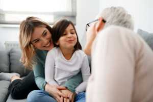 Madre, hija y abuelo, Zinc