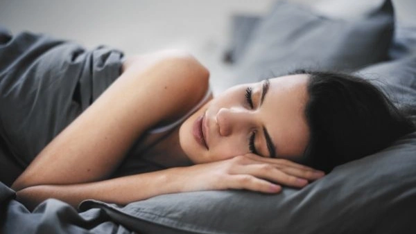 mujer joven durmiendo